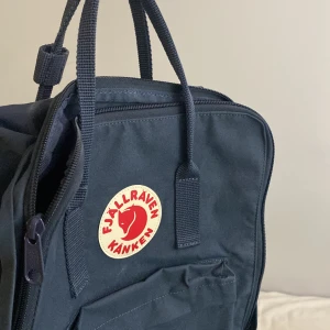 Fjällräven Väska - Mellanvarianten av Fjällräven Kånken. Helt oanvänd. Nypris 1 099kr - säljer för 499kr. Priset är förhandlingsbart🤍