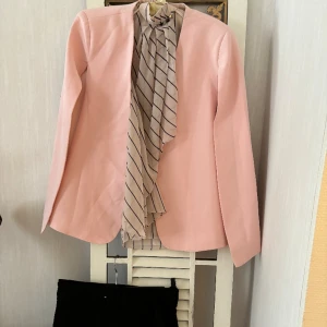 Stiligt klädpaket blus kavaj / cape byx kjol /shorts i nyskick! - Storlek 36