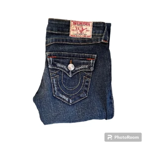 Jeans - Jättefina true religion jeans i bra skick. Säljer då jag inte gillar att använda mörkblå jeans och att dom är lite små för mig💞