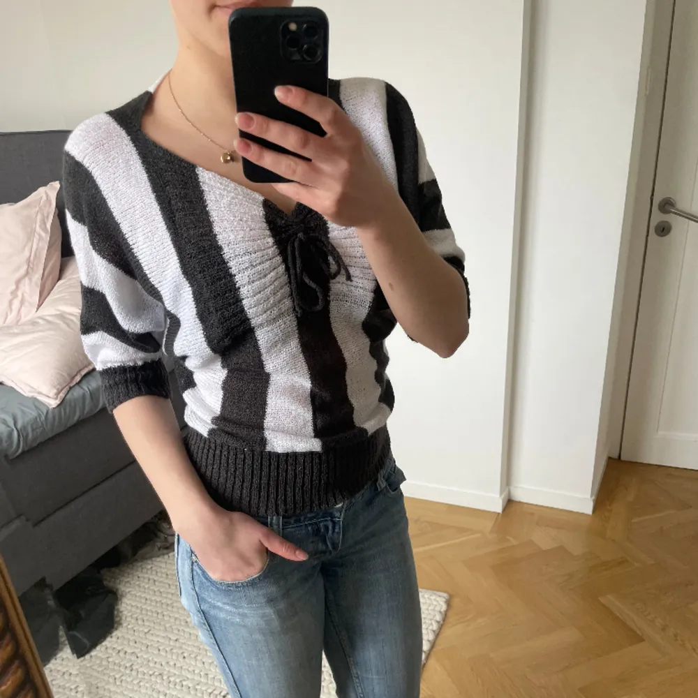 Välldigt skönt material. Ärmarna går till armbågarna och tråden i mitten av tröjan kan man ändra på (alltså hur hårt man vill ha den knyten). Neuleet.
