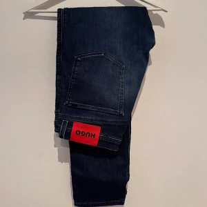 Hugo Boss Jeans  - Snygga Hugo Boss jeans i marinblått. Liknar replay jeans i passform, riktigt sköna! 