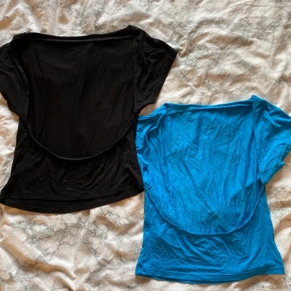 Två jätte fina t-shirtar med öppen rygg Avända ett fåtal gånger, inga defekter💕 Den blå tröja är i stl M  Den svarta tröjan är i stl L. Toppar.