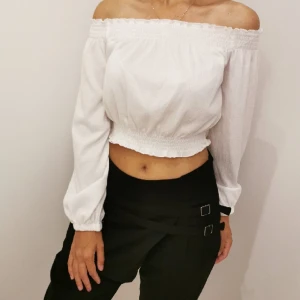 Vit crop topp i stl XS/S - Jättefin skick. Storlek XS/S. Säljer byxorna också. Jag är storlek S och på bilderna ser ni hur det ser ut på mig. 