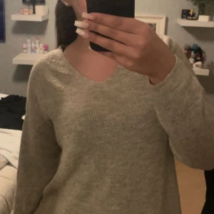 Stickad tröja - Stickad tröja från vero Moda i storlek S, beige grå färg. Nytt skick 