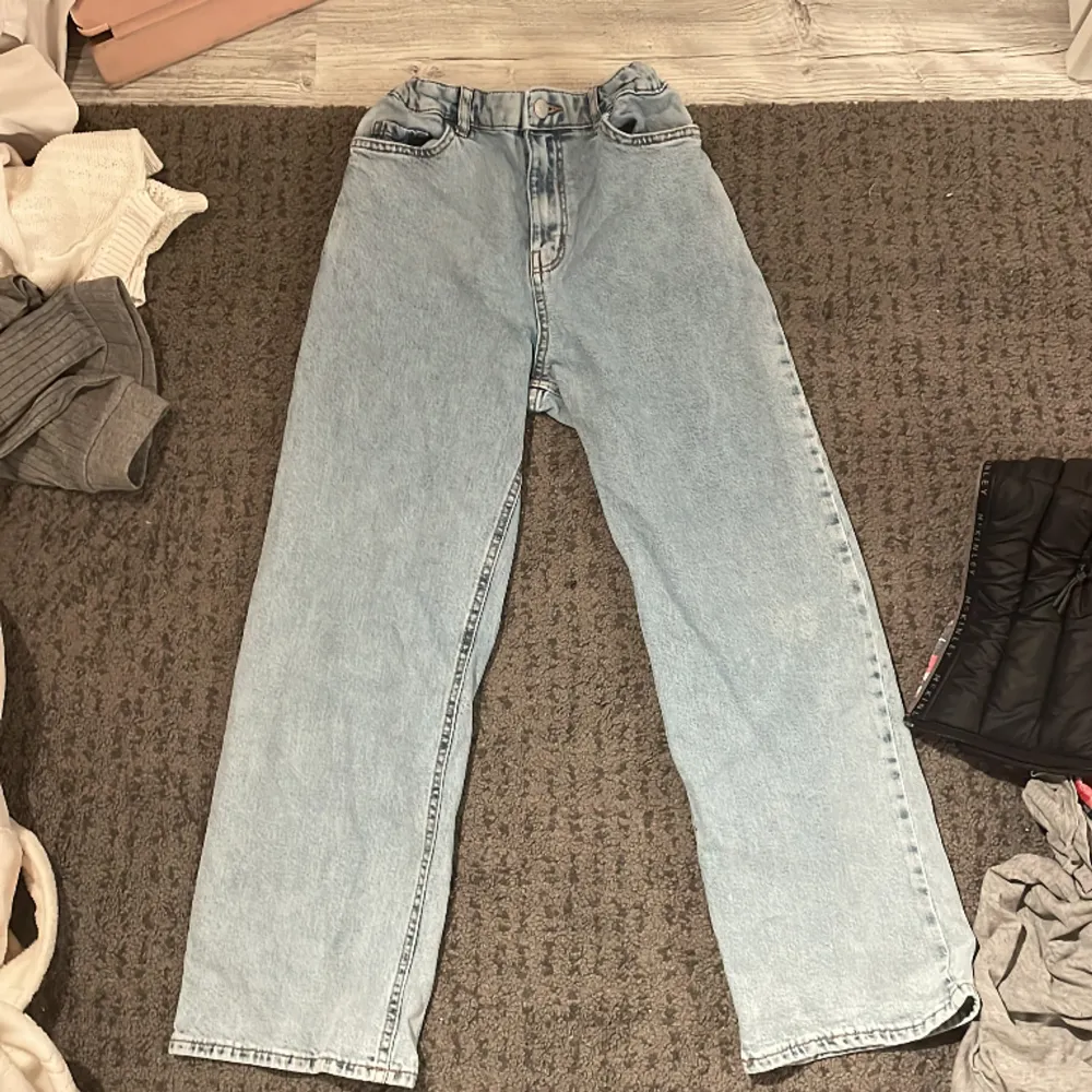Wide jeans från lindex i st 158🩵 Använt en gång eftersom 158 var lite litet i längden . Jeans & Byxor.