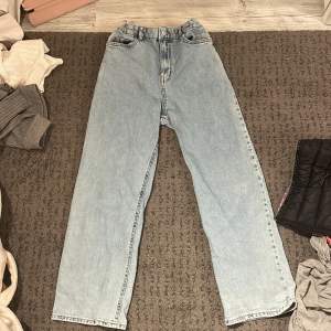 Wide jeans från lindex i st 158🩵 Använt en gång eftersom 158 var lite litet i längden 