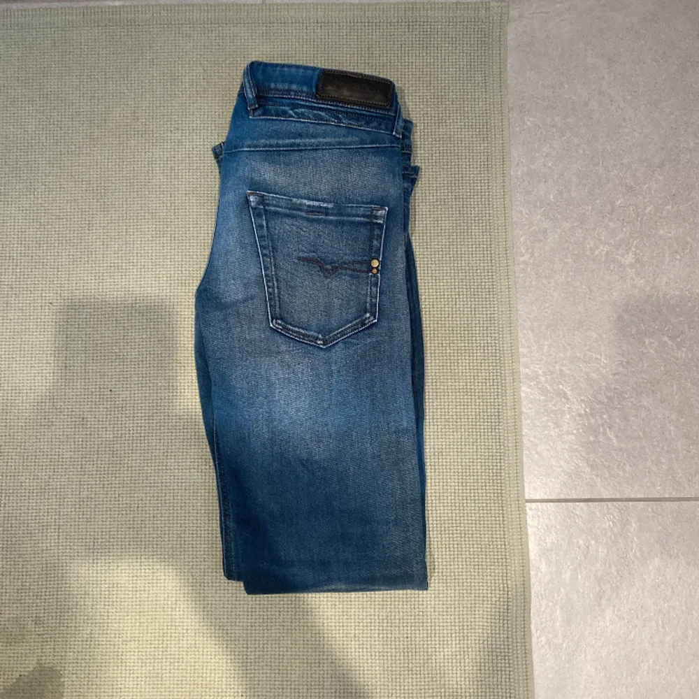 Säljer nu dessa riktigt feta diesel jeans. Färgen är en mörk blå och en fin ”Slim” passform. Inköpta för hela 1399 medans vårat pris endast ligger på 299kr! Skriv vid minsta fundering!. Jeans & Byxor.