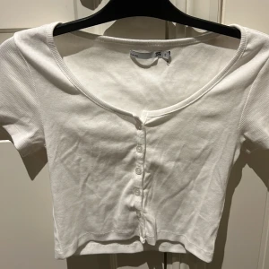 Vit topp - Längd mått: ungefär 40 cm. Bra skick, har använt den bara en gång. Gullig topp för sommaren. Köp nu!🩷