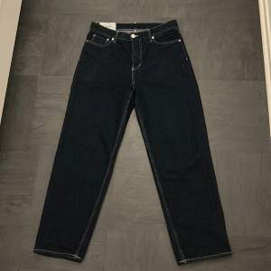 W30 L32 Loose fit jeans mörkblå använd endast några gånger. Jag säljer jeansen för att jag rensar garderoben.