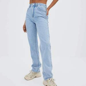 Ljusblåa stradivarius jeans i modellen straight leg.