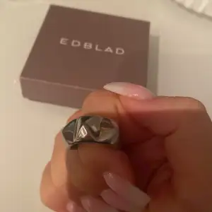 Säljer denna as snygga ring från Edblad då den är för stor för mig, köpte den för 399 säljer för 200💕 storlek M 