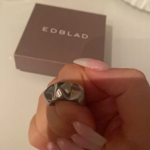 Edblad ring  - Säljer denna as snygga ring från Edblad då den är för stor för mig, köpte den för 399 säljer för 200💕 storlek M 