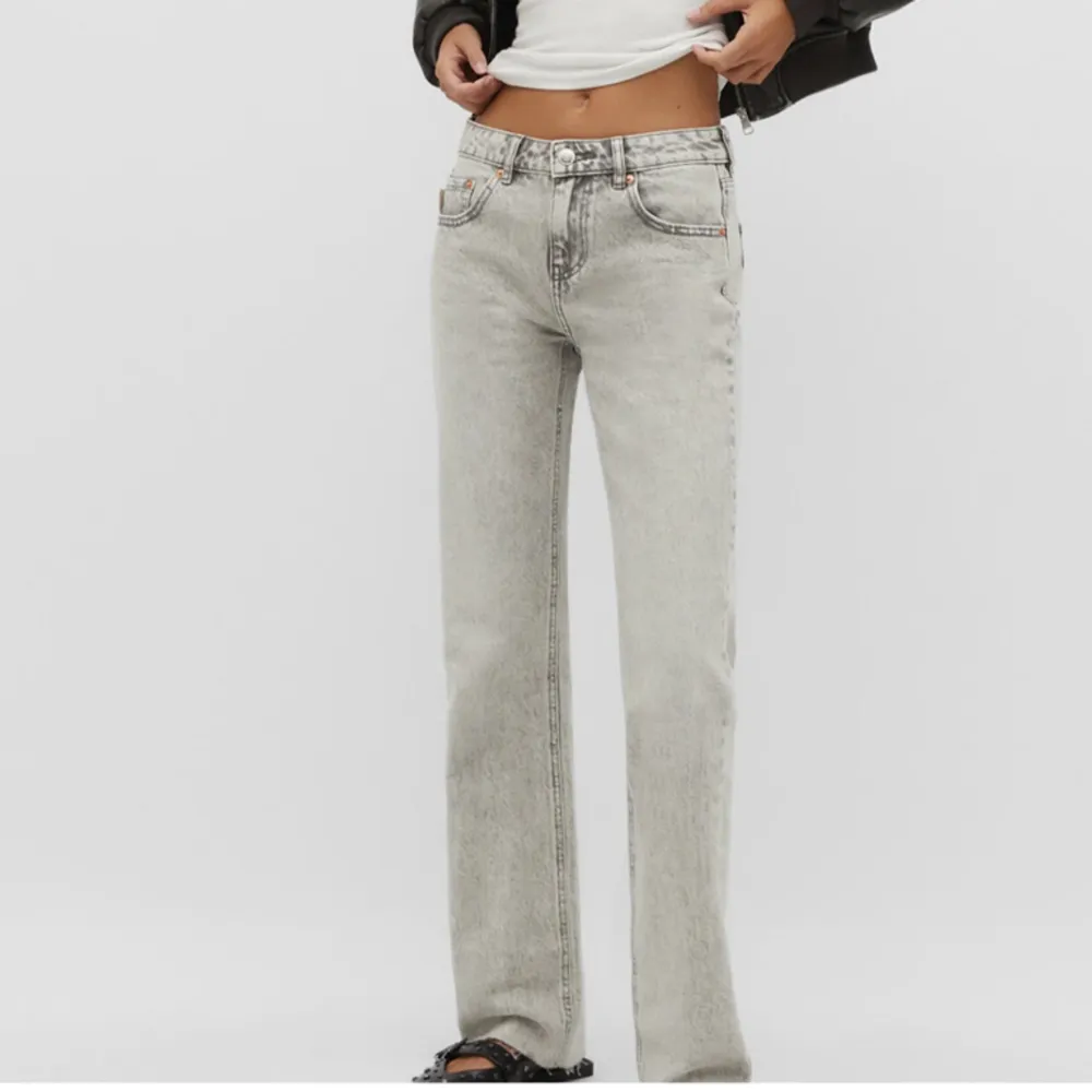 Gråa populära straight lowwaist jeans ifrån Strandivarius.  Aldrig använda då jag råka beställa hem två stycken. 💞. Jeans & Byxor.