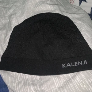 Kalenji mössa - Knappt använd, 9/10 skick, inget fel på den. Skriv om fler bilder.