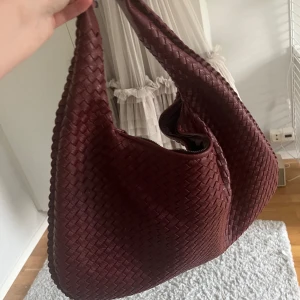 Bottega liknande väska - Bottega liknande väska i vinröd, 700+frakt