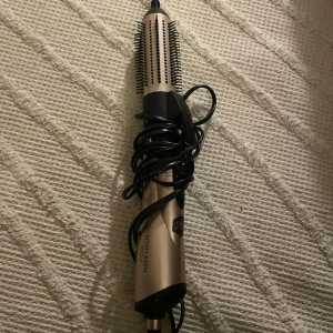 Björn Axén värmeborste - Använd endast 1-2 gånger. Finns 3 olika tillbehör men har tyvärr tappat bort dom andra två så finns endast den som sitter på💕💕