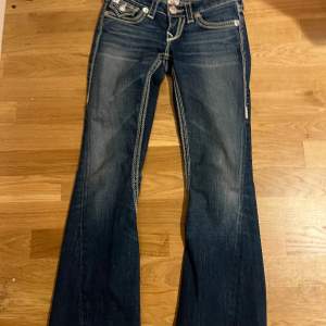 Jätte snygga true religion jeans med vit stitching💕Midja ca 70cm innerbennslängden är ca 78cm 