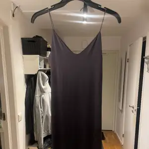 Mörkgrå lång klänning aldrig använd med tunna axel band.