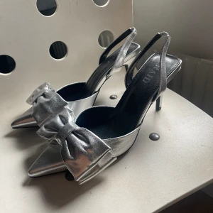 Silver klackar - Säljer nu dessa helt oanvända skit snygga klackar! Ungefär 4cm klack