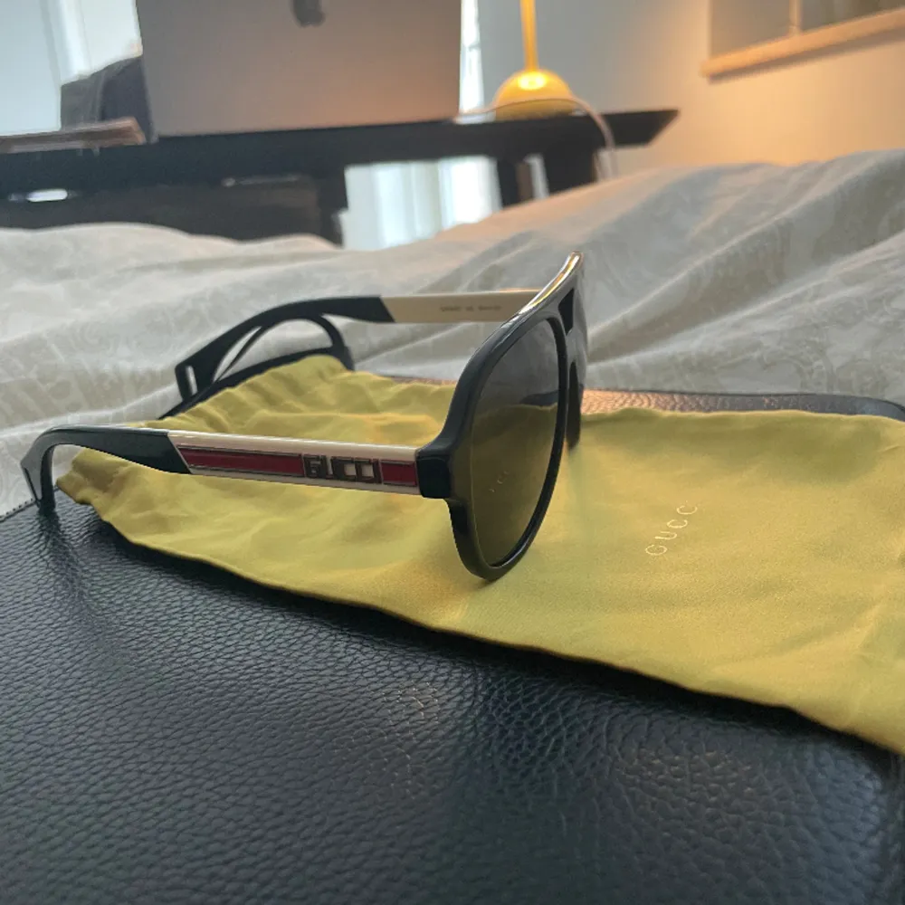 Säljer dessa extremt snygga gucci solglasögonen. Använt väldigt fåtal tillfällen. Nypris: 2700kr. Accessoarer.