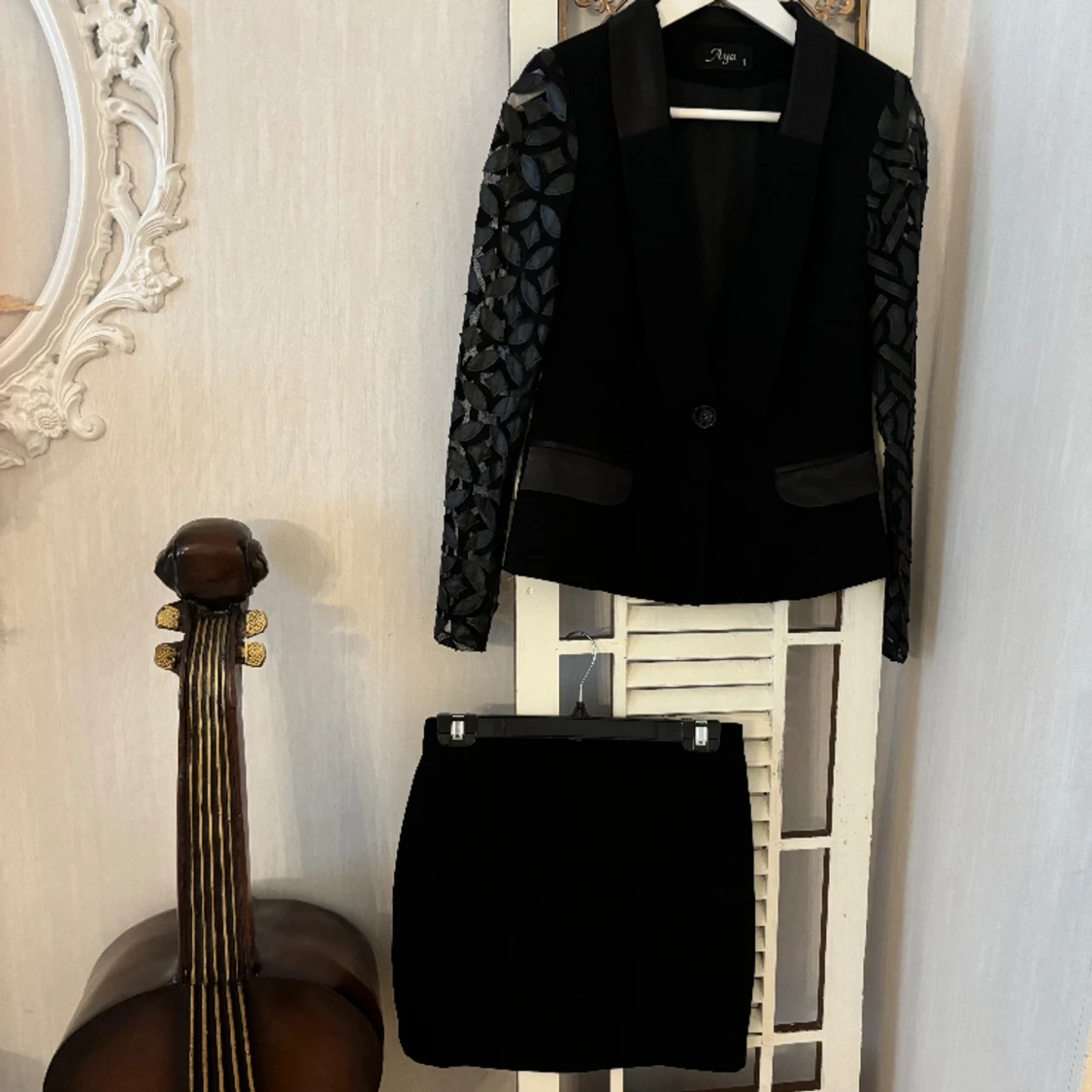 Kostym svart byxor kavaj och kjol i finaste tyg med siden detaljer och ros knapp