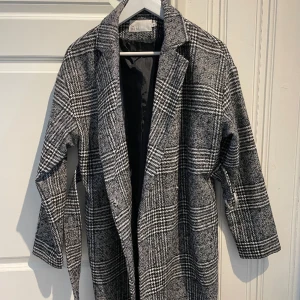 Rutig kappa - Säljer en jättefin kappa från Nelly i storlek 34. Den finns inte längre på hemsidan så vet tyvärr inte nypriset men säljer för 250kr🩷 pris kan diskuteras vid snabb affär. Köparen står för frakten🩷skriv privat för fler bilder🩷