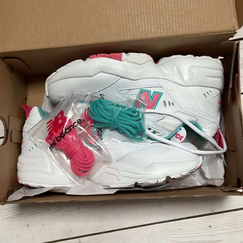 New Balance Sneakers (aldrig använda, i kartong!)✨✨st 39! Perfekta vårskor!. Skor.