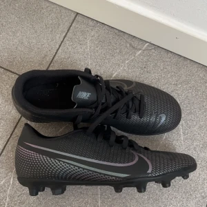 Fotbollsskor  - Fotbollsskor som är i nästan perfekt skick storlek 40,använt 2 gånger men de är för små.