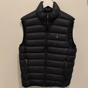 Ralph Lauren väst - Helt ny Ralph lauren väst, aldrig använd. Skick 10/10. Nypris ungefär 3300kr. Skriv vid frågor eller funderingar.