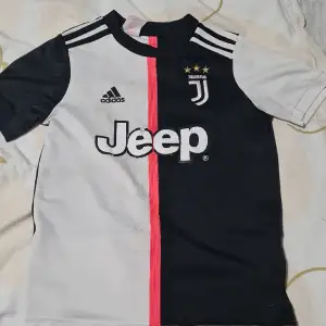 Juventus tröja från säsongen 2019-2020.  Storlek S för barn och passar barn 9-10 år. Frakt står köparen för