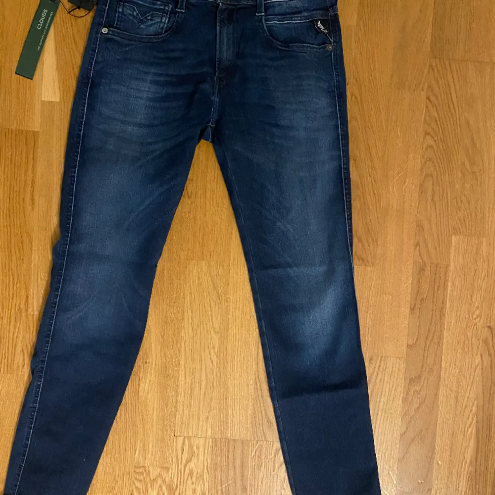 Helt nya replay jeans med alla original etiketter. Köpte jeansen i Italien för en månad sedan men har aldrig använt dem därav säljs jeansen. Vid snabb affär kan jeansen släppas för en mindre peng.. Jeans & Byxor.