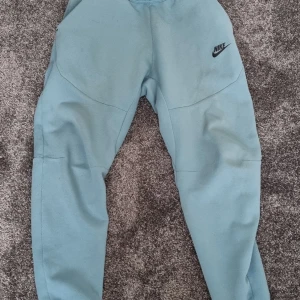 Nike tech- ljusblå och vit - Bra skick, pris diskuteras Kofta finns också, det är en dress Kom privat för mer info 