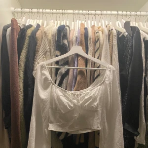 Blus - Vit blus som passar perfekt till fest!