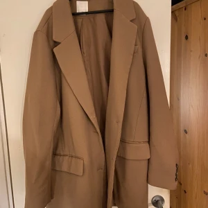 Kappa - En fin medellång beige kappa att ha på våren! 🤎