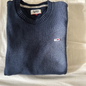 Tommy hilfiger crewneck  - Fint skick använt sparsamt och fåtal gånger  Inga defekter  