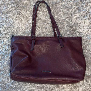 Puccini väska  - Kostar original 600-800kr bag kvalitet  💕vinröd 