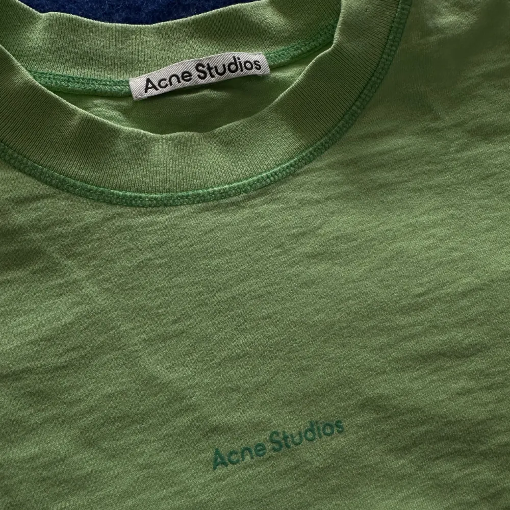 Säljer nu min gröna Acne tisha som är för stor för mig. Använd fåtal gånger kond 9/10. inga fläckar. Inköpspris 2300kr Tveka inte att höra av dig vid frågor eller fler bilder😄🤝. T-shirts.