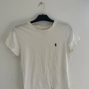 T shirt  - Använt skick Kan skickas med post du står för frakten.  Varan finns i Hjärnarp. 