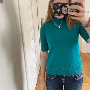Cos tröja - Så snygg stickad t shirt från cos💕💕Endast använd 1 gång. Sitter så snyggt och har lite högre krage