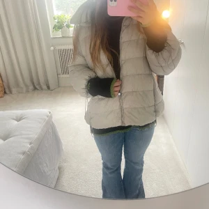 Trekvartsärmad-jacka - Säljer min så snygga hernoliknande grå/beige jacka ! Allt i super fint skick och inga defekter🥰 Storleken är M men passar även xs och s🥰