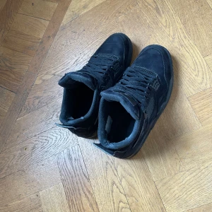 Jordan 4 black cats - Använda i ett år nu. Vill bara bli av med skorna!