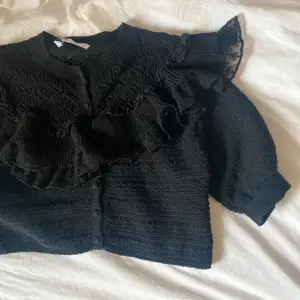 En svart tröja från Zara i⭐️ storlek S/xs som har aldrig varit andvänd och är i väldigt bra skick ❤️ tröja sitter väldigt bra men säljer den för att det är inte riktigt min stil❤️original pris 350 säljer för 200kr för har aldrig varit andvänd ⭐️