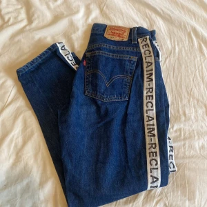 Vintage Levis jeans  - Superfina vintage Levis jeans💕 En del av reclaim serien. Säljer då de har blivit för små. Passar storlek 36/38