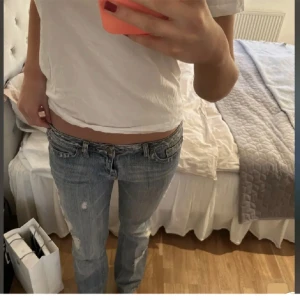 Jeans  - Lågmidjade utsvängda jeans, dom har en lagning på insida lår som inte syns när man har på sig dom (lånade bilder)