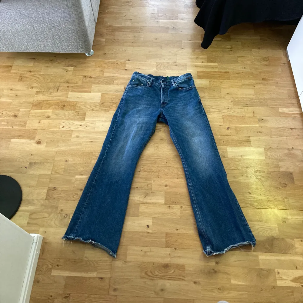 Ett par riktigt snygga bootcut jeans från G-star. I bra skick förutom att lappen där bak är av och att dem är lite slitna längst ner. Är ungefär som 30/34 i storlek. Nypris ca 1600.. Jeans & Byxor.