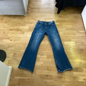 Ett par riktigt snygga bootcut jeans från G-star. I bra skick förutom att lappen där bak är av och att dem är lite slitna längst ner. Är ungefär som 30/34 i storlek. Nypris ca 1600.