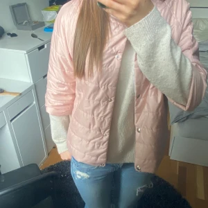 Rosa jacka med trekvarts ärmar - Verkligen superfin ljusrosa jacka. Den har trekvartslånga ärmar och är perfekt till våren. Jag köpte den på Plick för 500 men säljer nu för att jag har en likadan i annan färg. Skriv för frågor