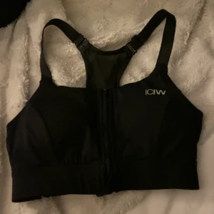Sport bh - Super fin sport bh från ICIW, använt fåtal gånger cirka 3 ggr, säljer då den är för liten 🫶🏻