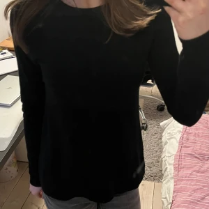 &Other stories tröja  - säljer nu min stickade tröja från &Other stories, köpte på sellpy för drygt 2 månader sen men den passade inte mig så har aldrig använt den, köpte för 150 säljer för 80❤️ inga fel med tröjan alls, väldigt skönt material, skriv innan ni köper❤️