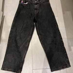 Polar bog boys svarta  - Tjena tjena säljar dessa sköna o snygga byxorna. I en snygg svart färg. Säljer pågrund av att jag inte längre använder dem. Dem har få slitningar. Storlek M. Och har gammal big bly loggan som är svåra att hitta i denna färg 